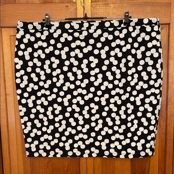 Leota Dresses & Skirts - Leota Black White Patterned Pencil Skirt Plus 2X/2L NWT Stretch Knee Length